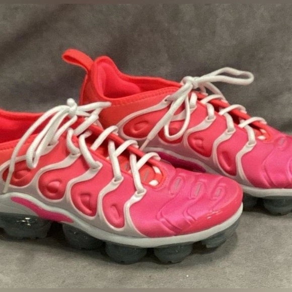 Nike Women’s Air VaporMax Plus 'Pink Blast' Sneakers Size 8 - Picture 1 of 6